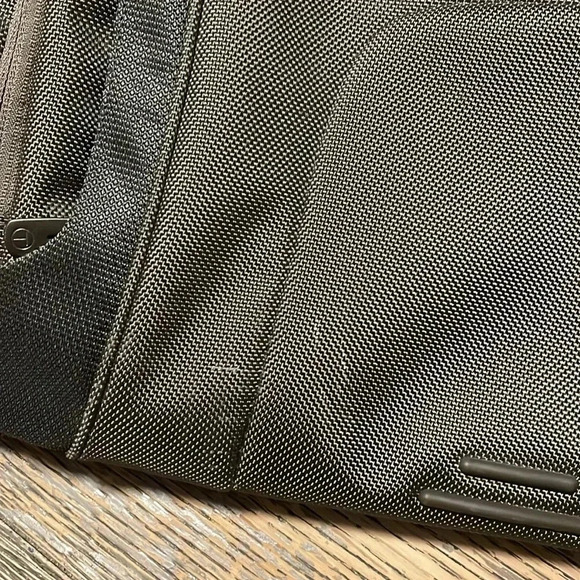 Tumi Travel Briefcase Laptop Bag Expandable Business Commute Carry On - Picture 7 of 9